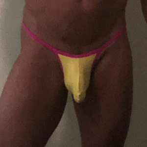 Choosing right bulge thong to a  pool invitation.